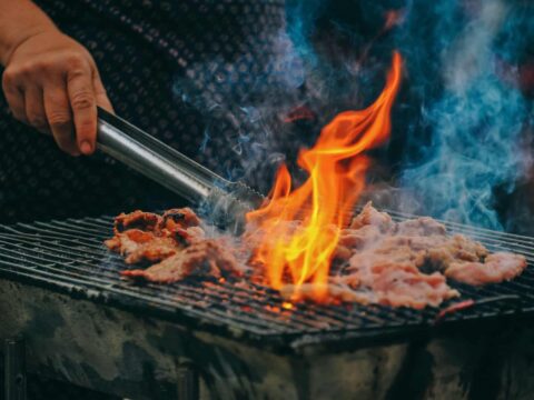 Flammen am Grill