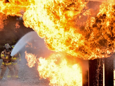 Feuerwehr löscht einen Brand mit Explosionsgefahr