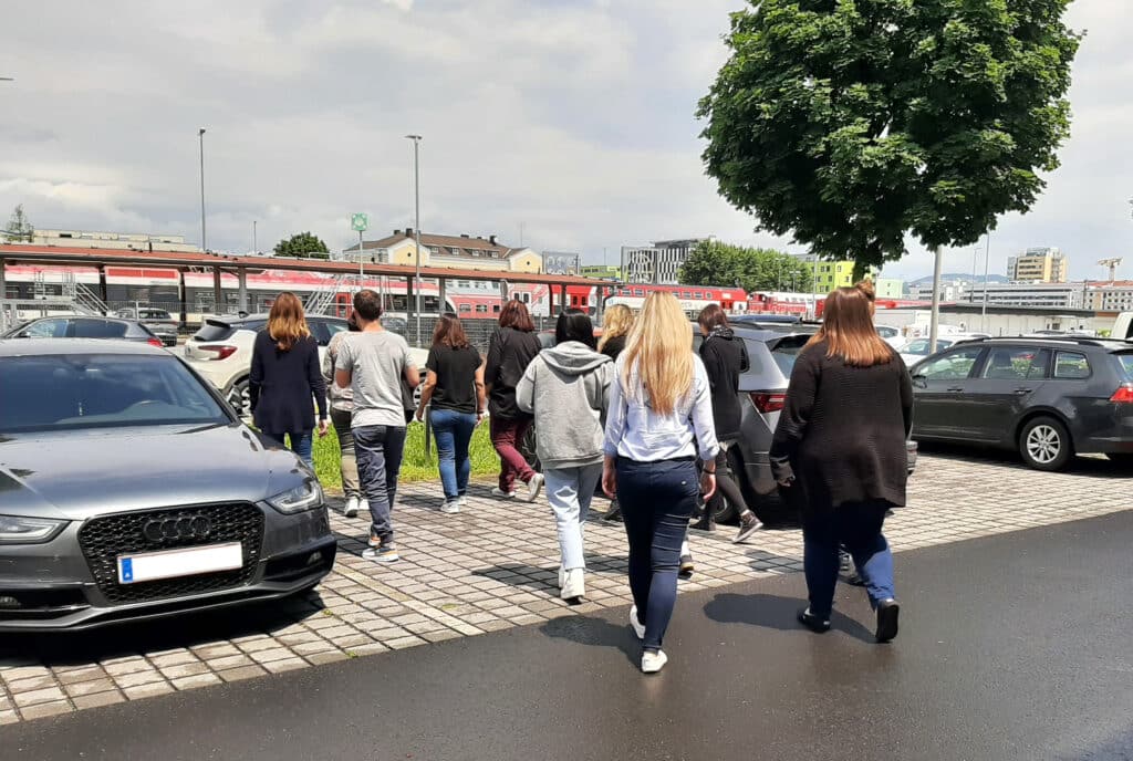 Ruhiges Hinabgehen als Teil der Brandschutzübung