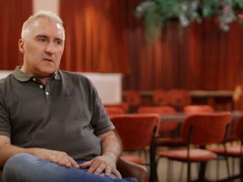 Brandschutzexperte Hans-Georg Kastner im Interview , auf einem Stuhl sitzend.